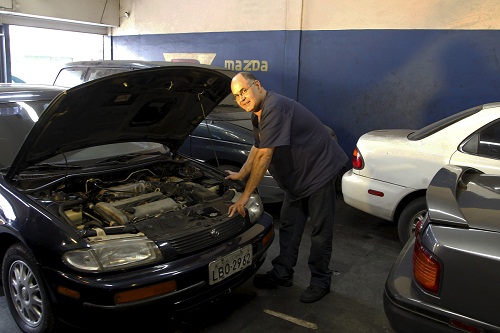 Ofinina mecanica e mecanico que ainda reparam marcas de automóvel que se foram